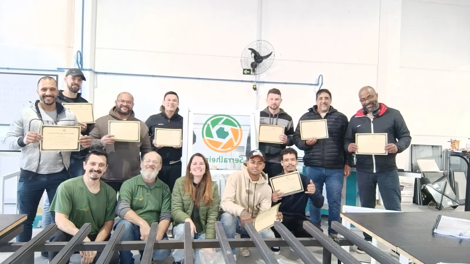 Turma da imersão presencial Serralheiro em Foco com os certificados de participação