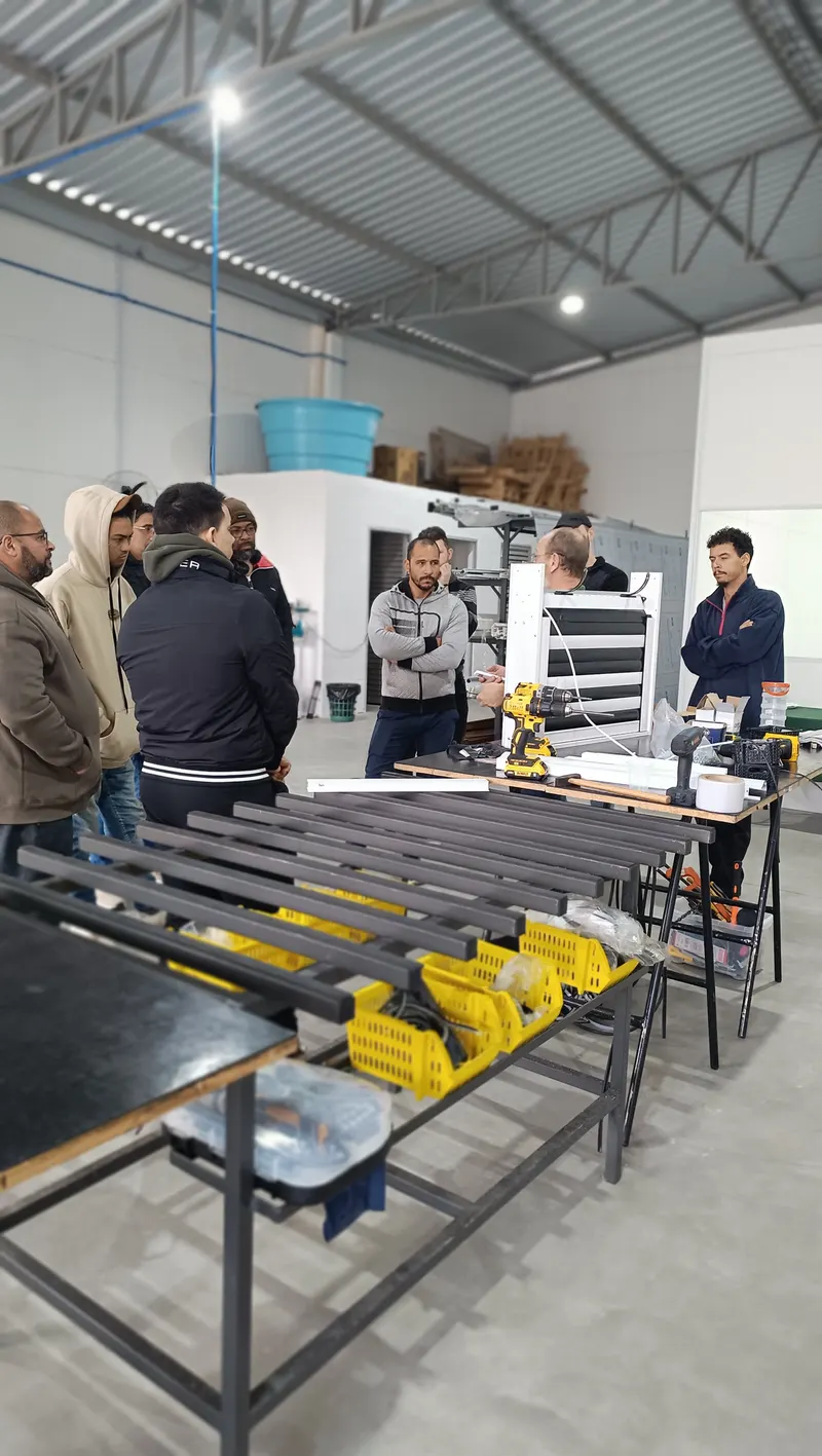 Instrutor demonstrando o acabamento de uma esquadria de PVC